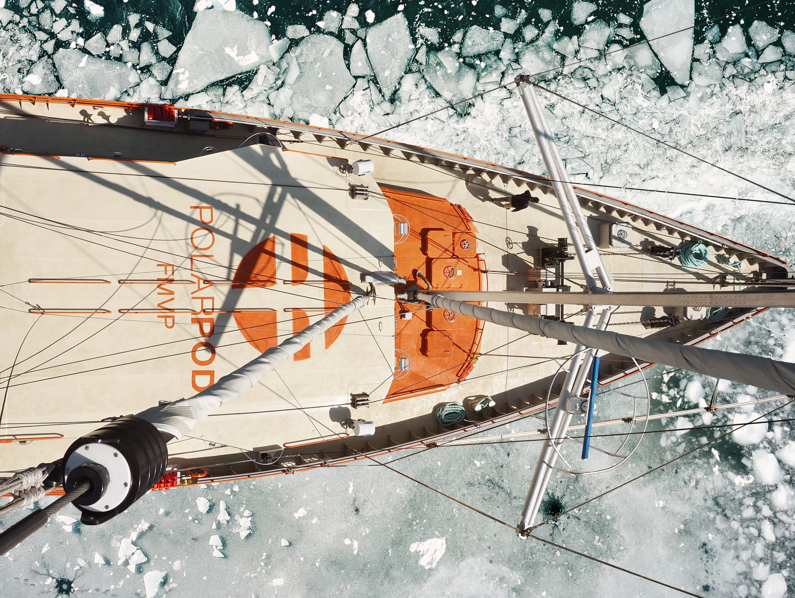 vue de haut de Pers&eacute;v&eacute;rance au milieu des glaces