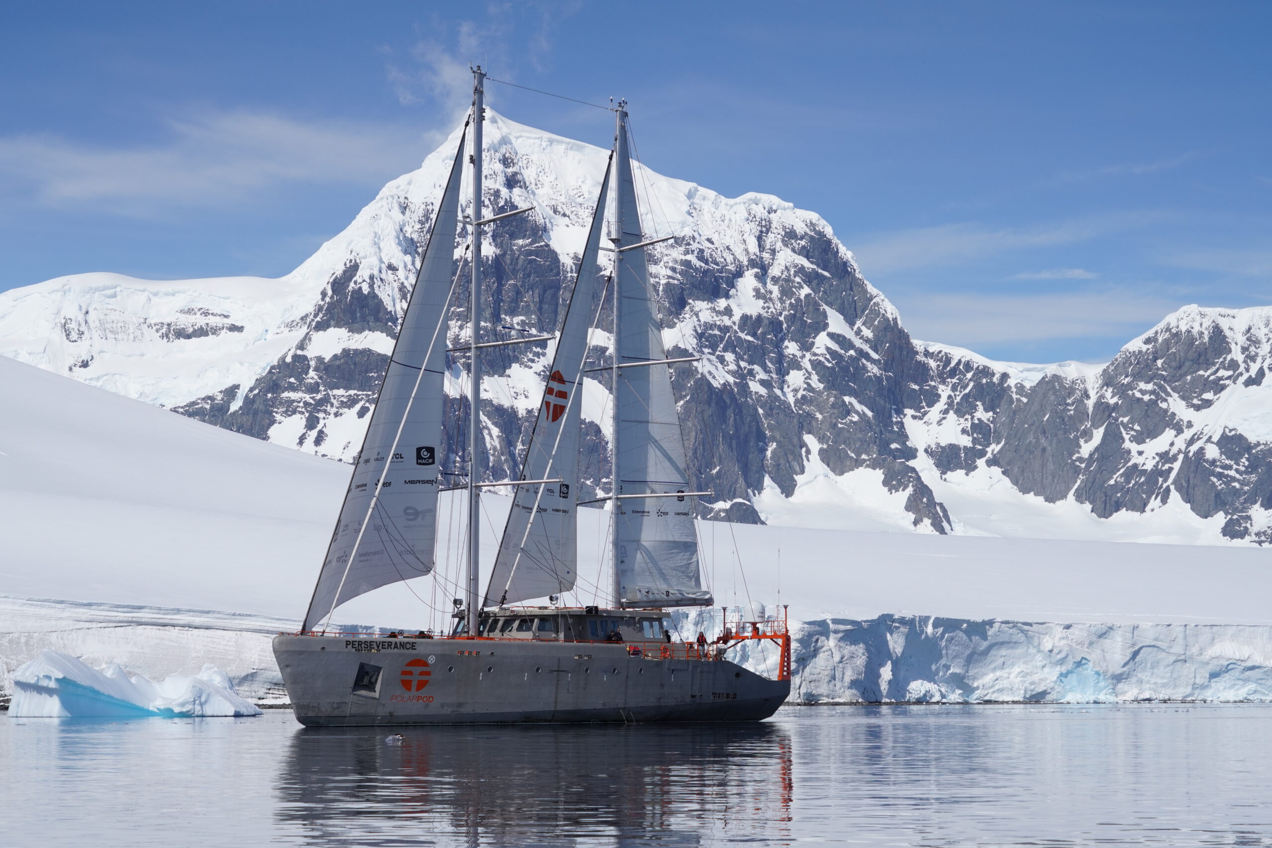 Le voilier Perseverance en Antarctique