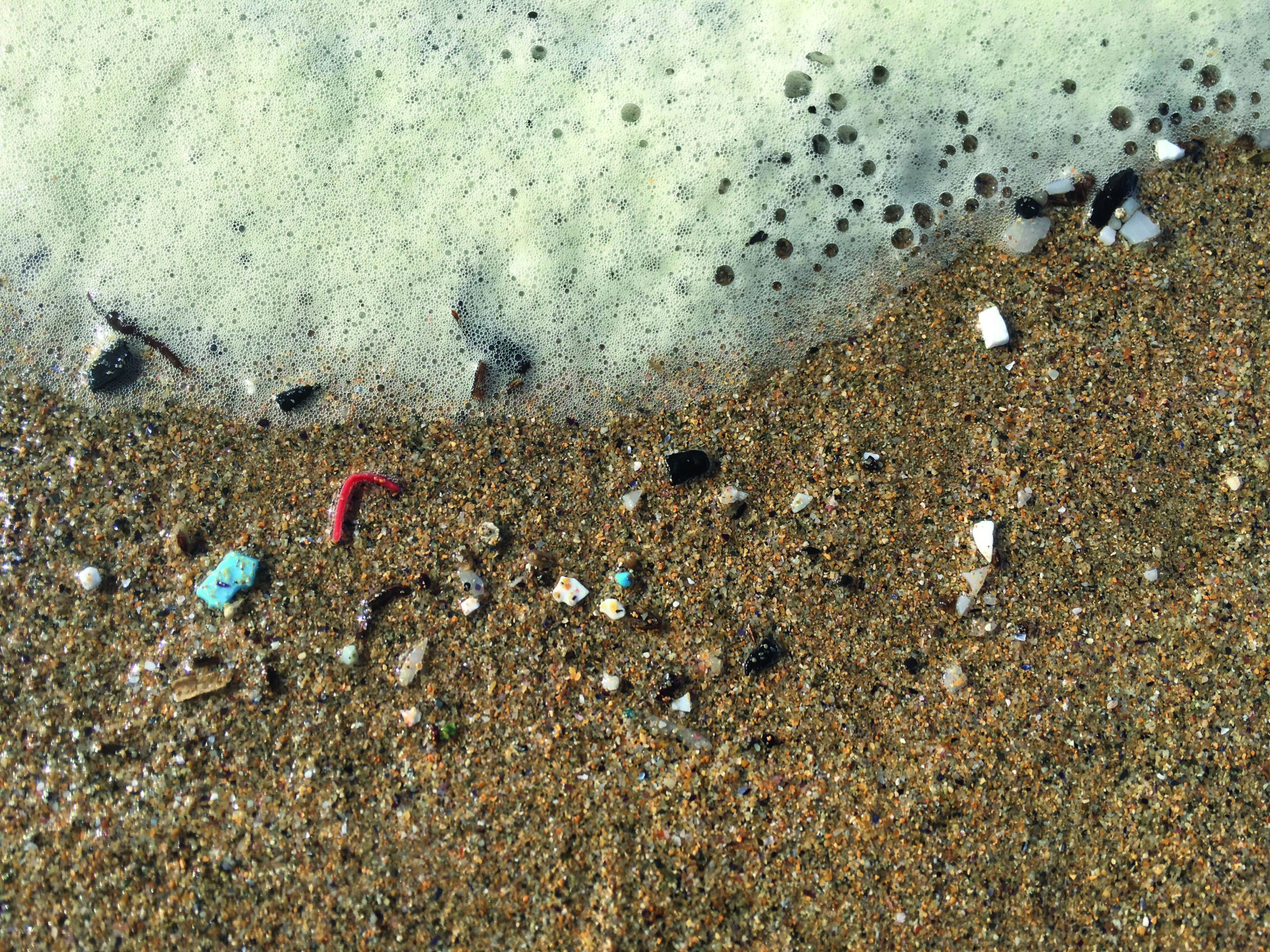 D&eacute;bris de micro-plastiques sur une plage du Finist&egrave;re.